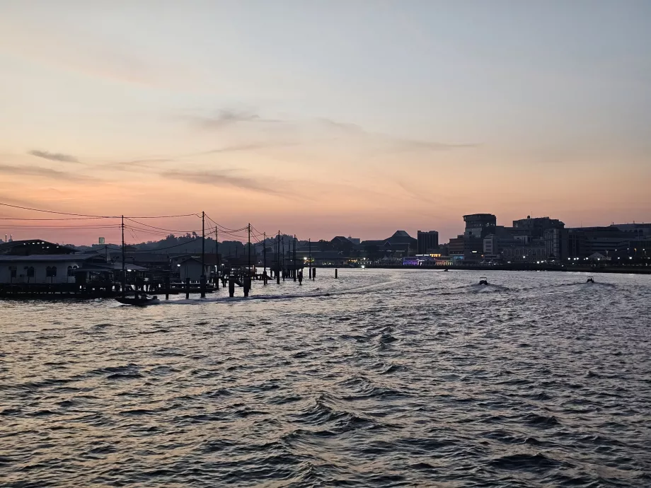 Crucero por el río Brunéi