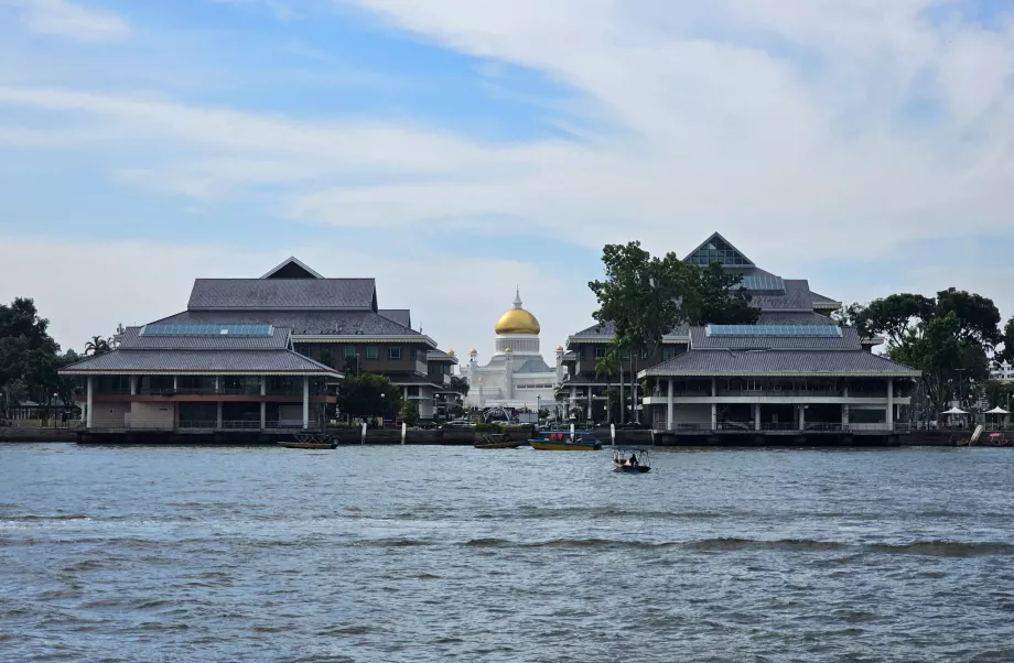 Vista de la mezquita Omar Ali Saifuddien desde Kampong Ayer