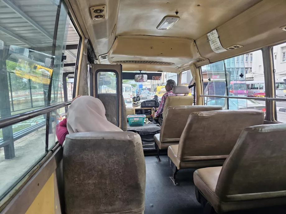 Interior de un autobús de transporte público