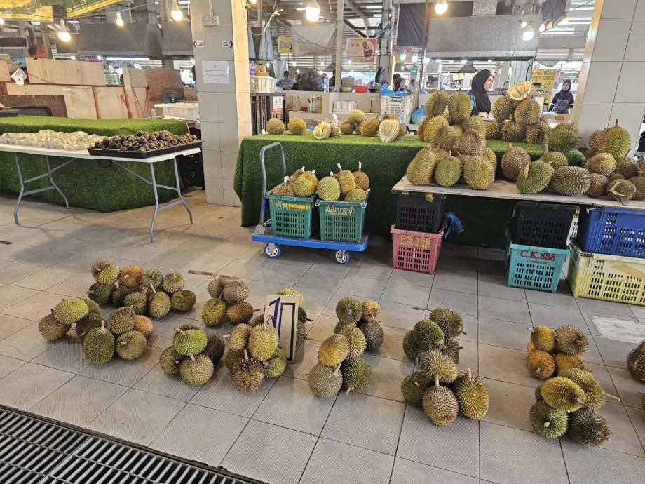 Durians en el mercado nocturno de Gadong