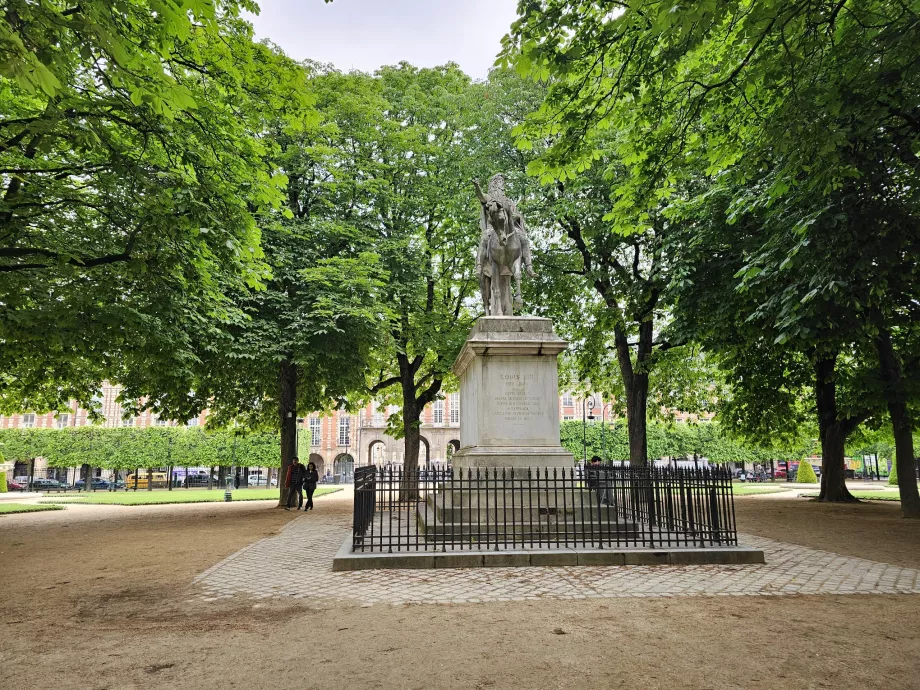 Estatua ecuestre, plaza de los Vosgos