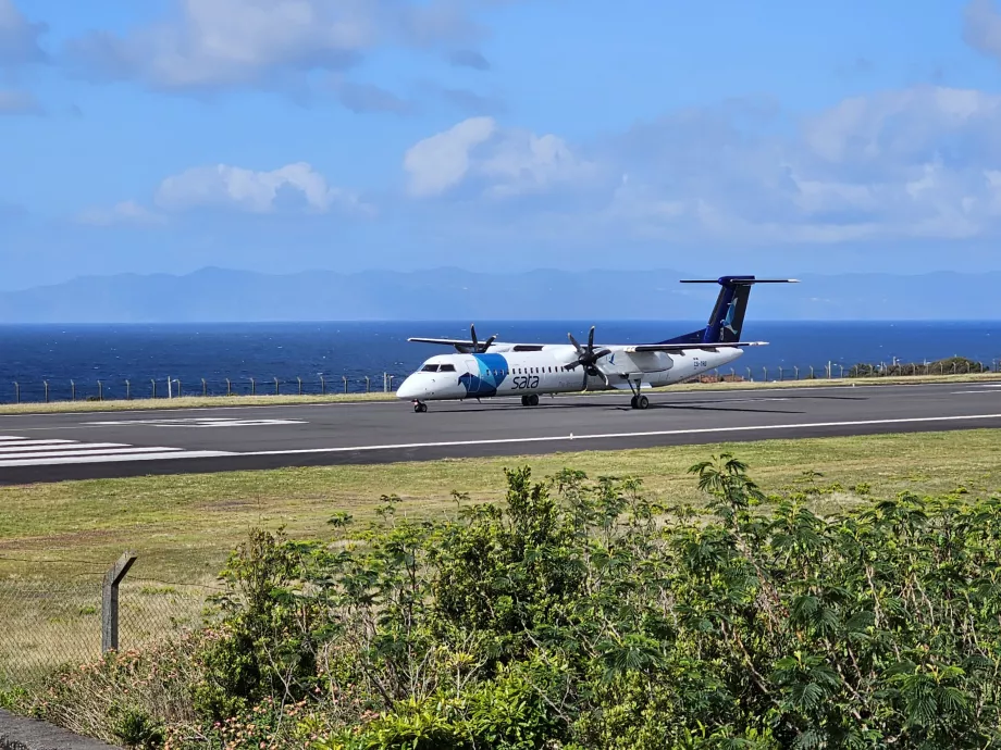 Aviones SATA en el aeropuerto de Pico