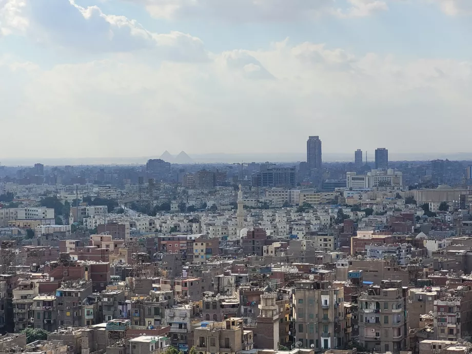 Vista de las pirámides desde la ciudadela