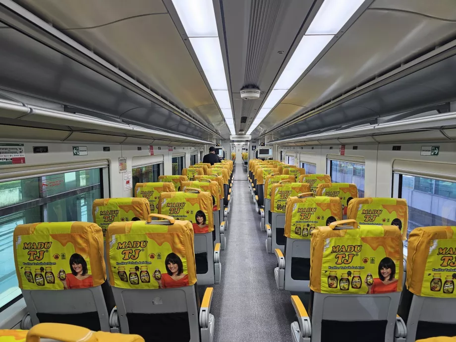 Interior del tren del aeropuerto al centro de la ciudad