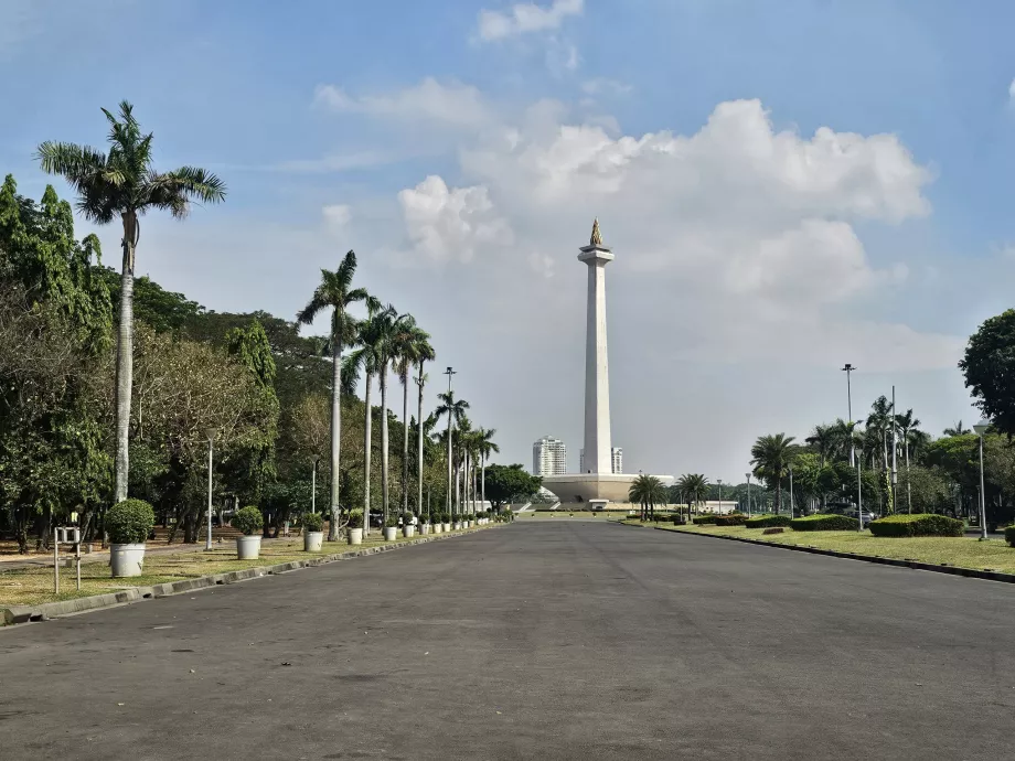 Parque en torno al Monumento a Monas