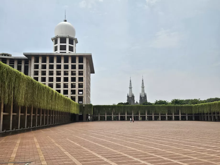 Mezquita Istiqlal con la catedral al fondo