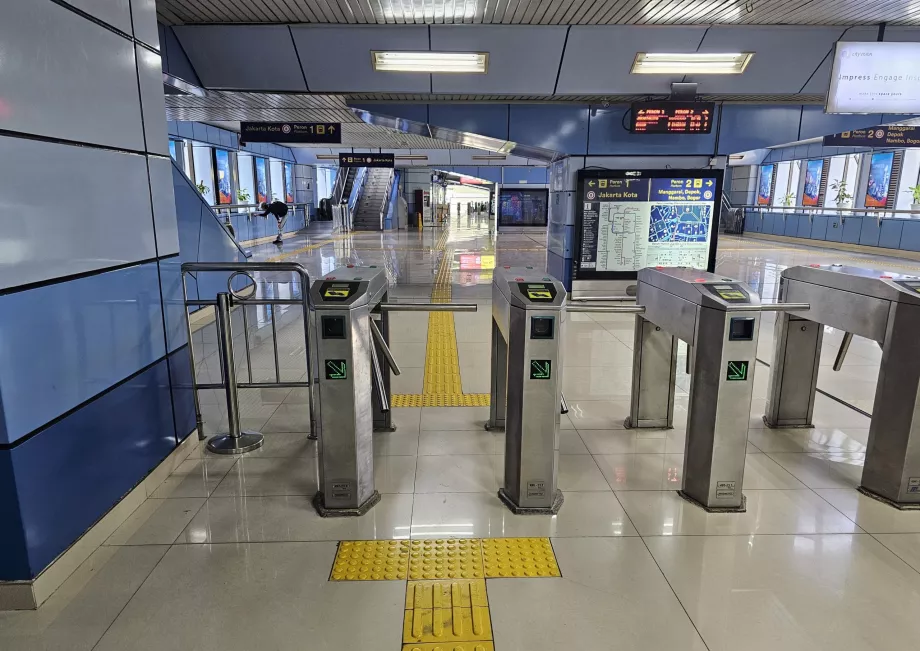 Torniquetes en una estación de cercanías