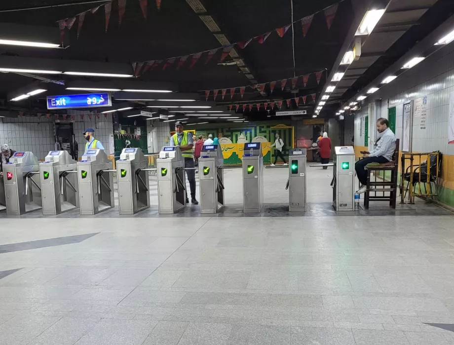 Torniquetes a la entrada del metro