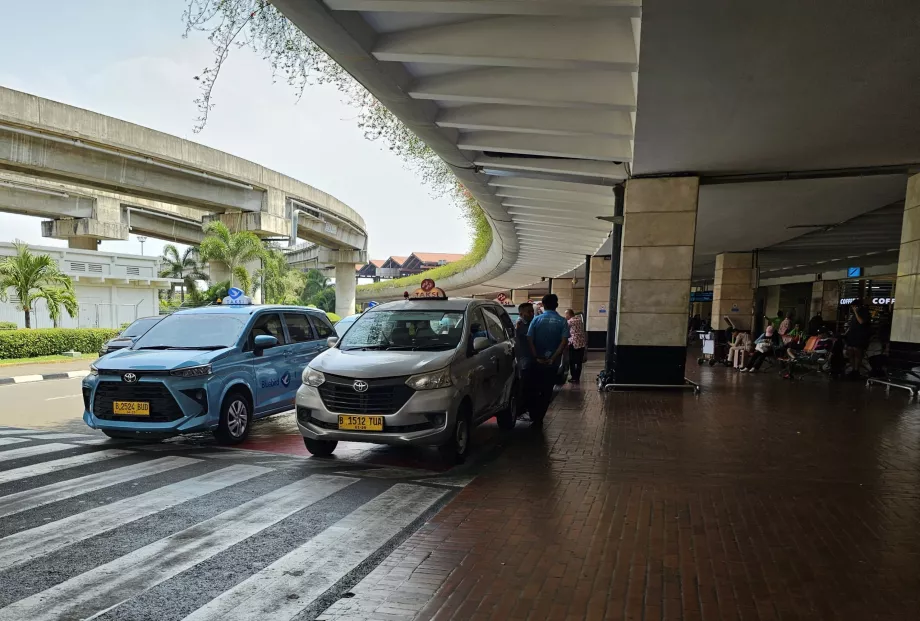 Taxi frente a la Terminal 2