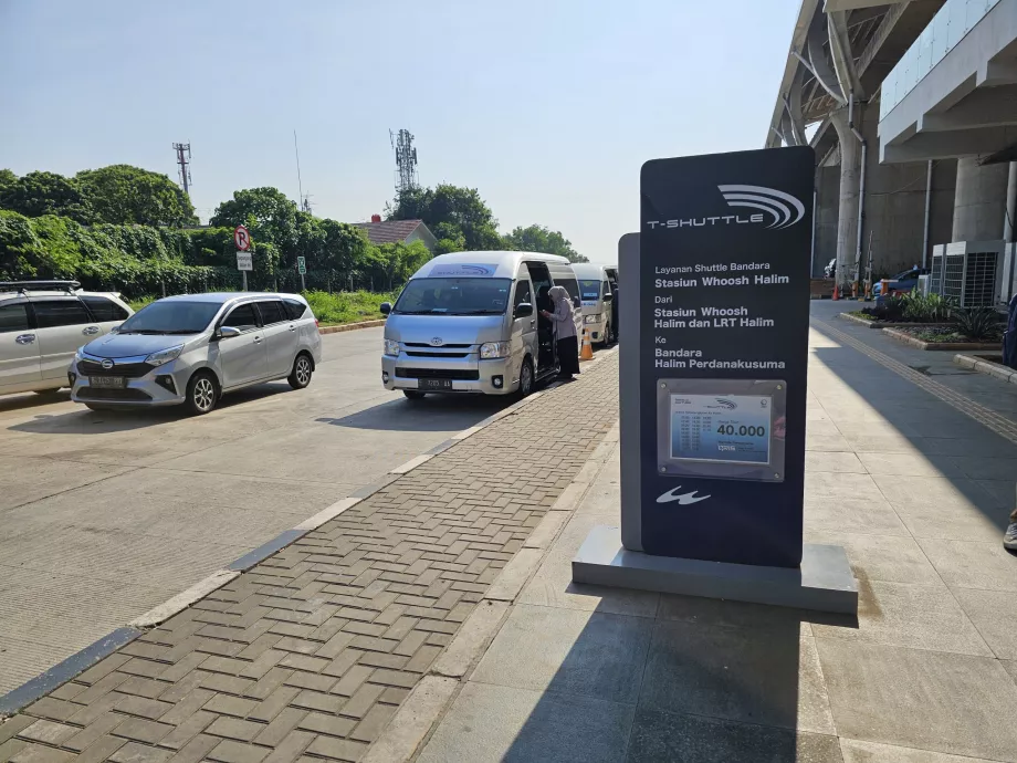 Parada de autobús del aeropuerto Halim frente a la estación de tren rápido