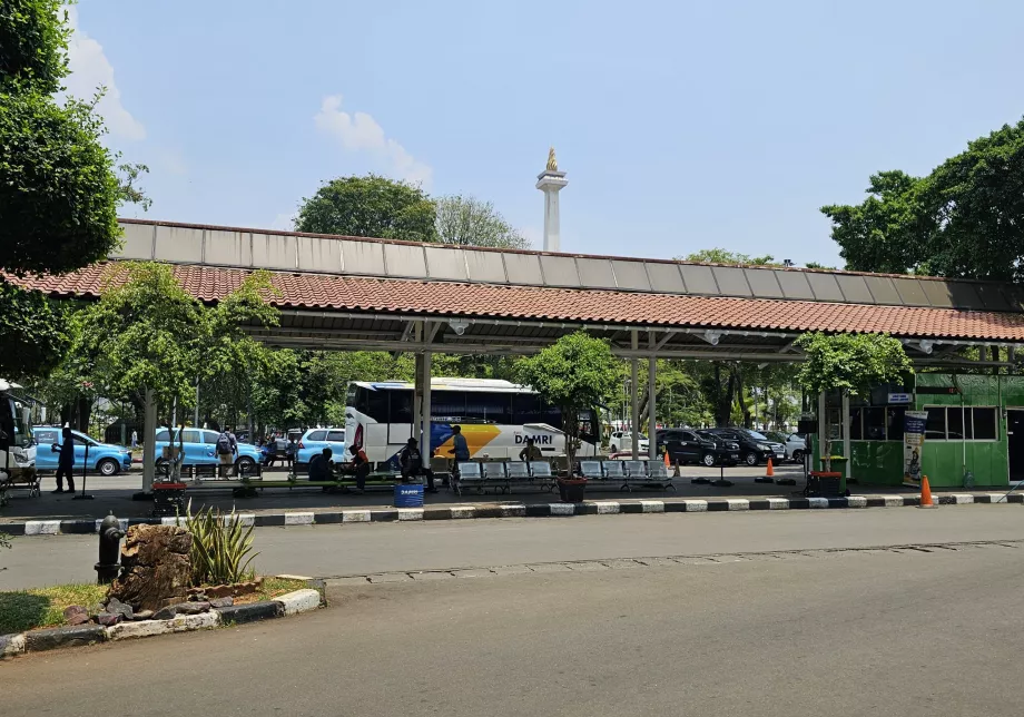 Parada de autobús DAMRI cerca de la estación de Gambir