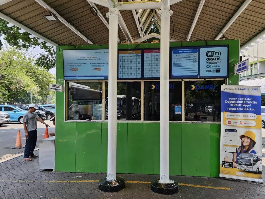 Caja - parada de autobús en la estación de Gambir