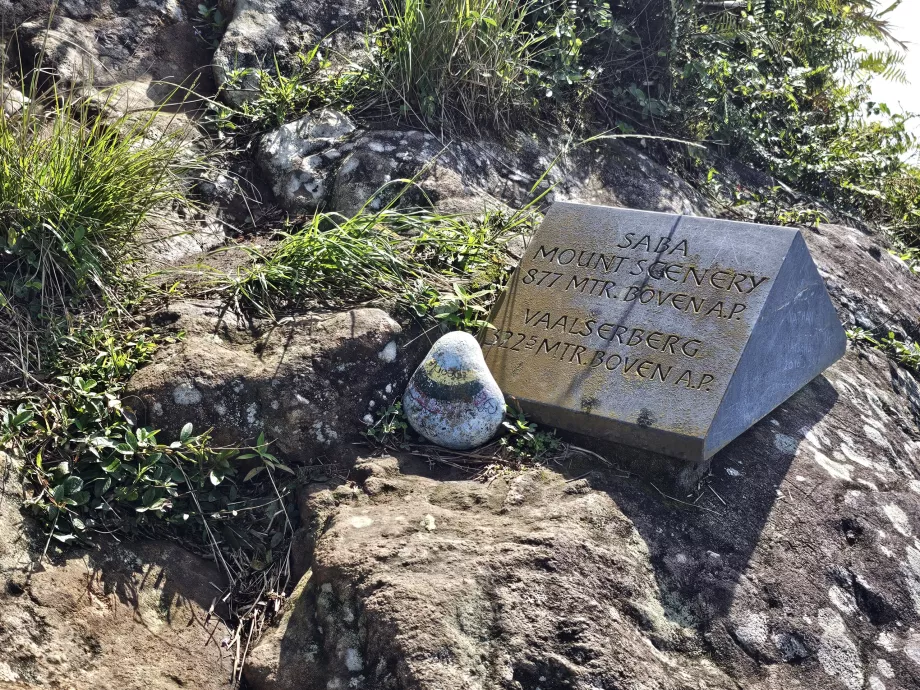 Placa conmemorativa en el Monte Scenery