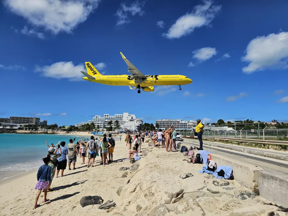 Llegada de Spirit Airlines sobre Maho Beach