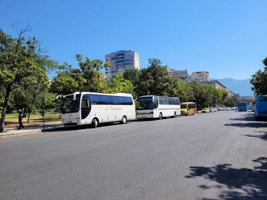 Autobuses al aeropuerto en el lado este de la plaza