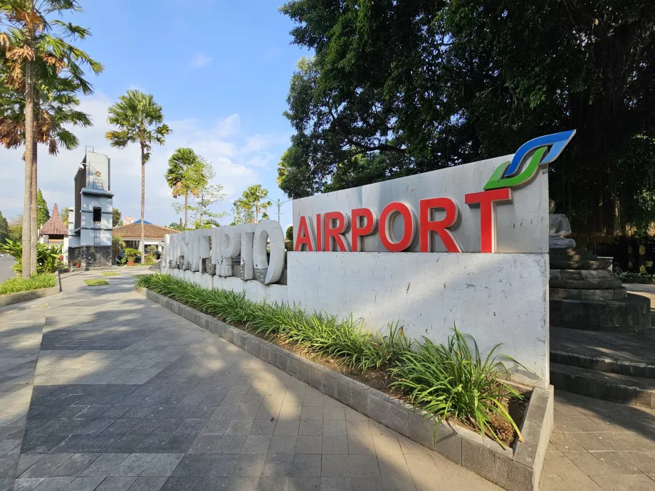 Aeropuerto de Addisutjipto