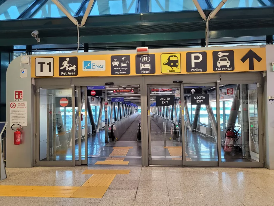 El camino al tren desde la planta de salidas de la Terminal 3