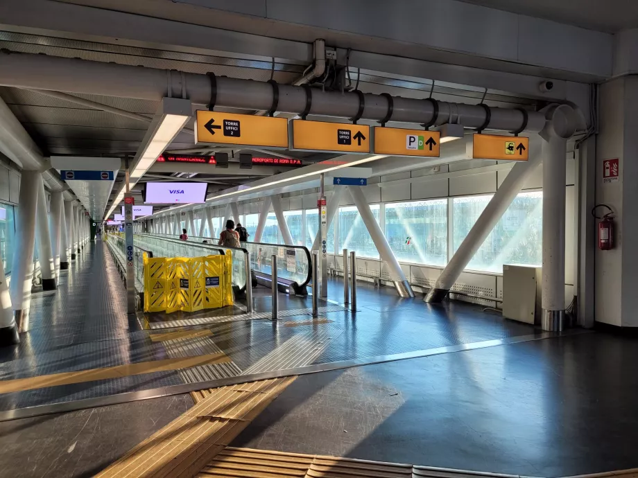 El camino al tren a través de dos largos pasillos