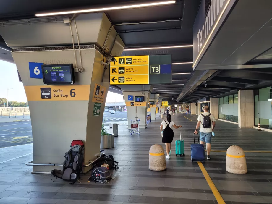 Estación principal de autobuses, salidas a Roma desde la parada 15 y hasta el final