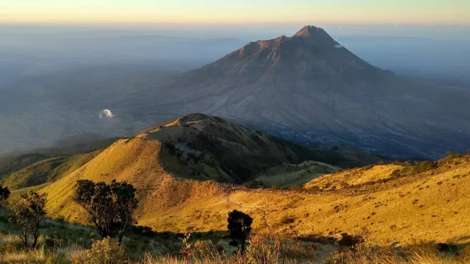 Vista desde la cima del monte Merbabu al volcán Merapi