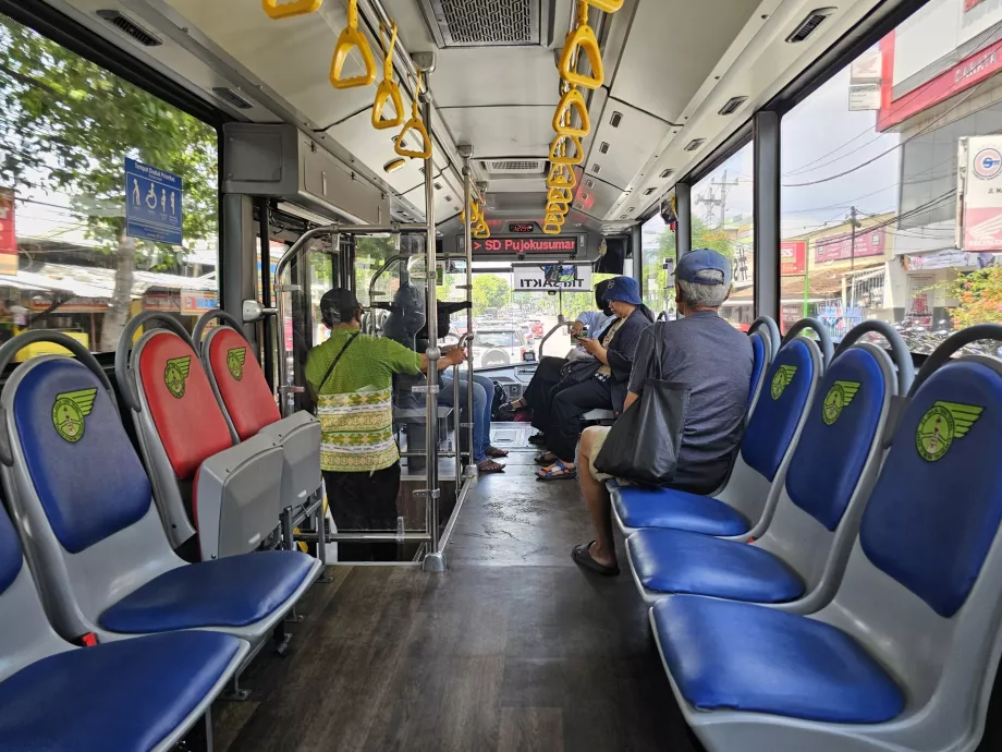 Interior de los autobuses de TransJogja