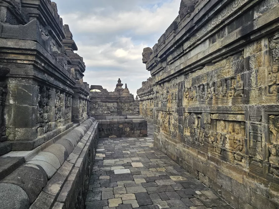 Decoraciones y relieves, templo de Borobudur