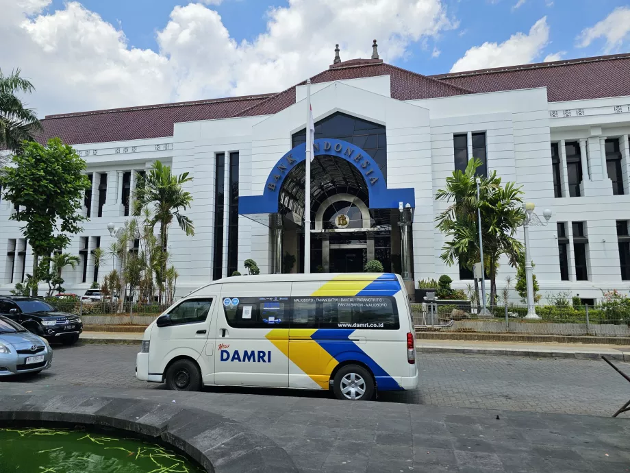 Parada de autobús DAMRI frente al Banco de Indonesia