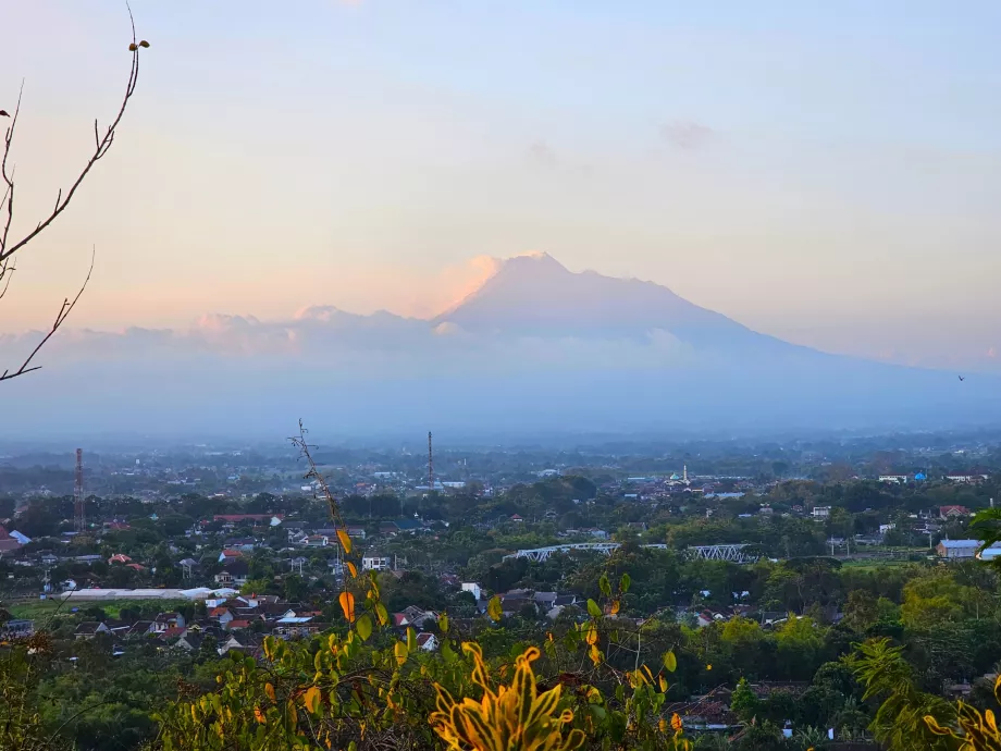 Ratu Boko, vista del volcán Merapi