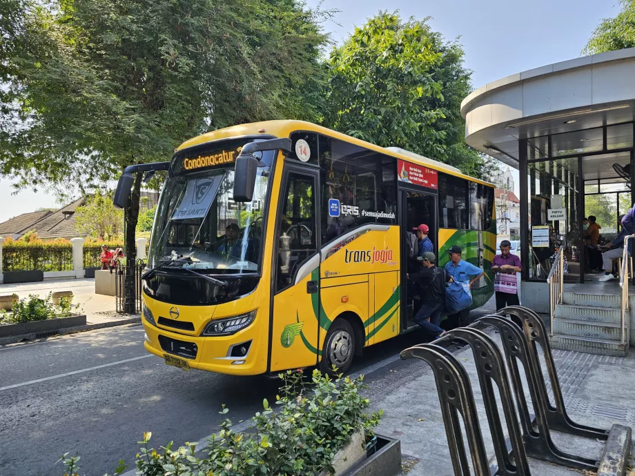 Autobús TransJogja, embarque desde la calle