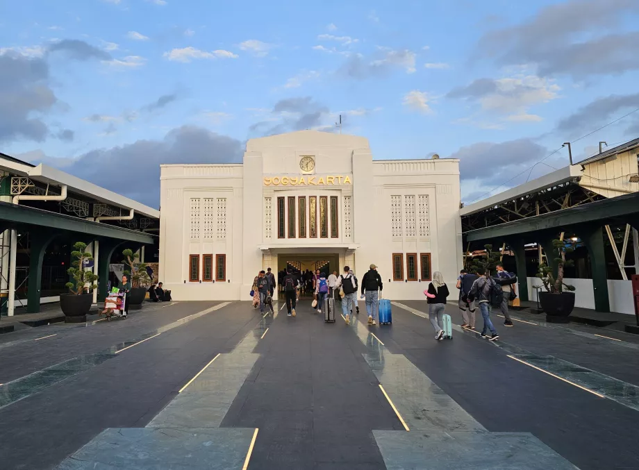 Entrada este de la estación de Yogyakarta