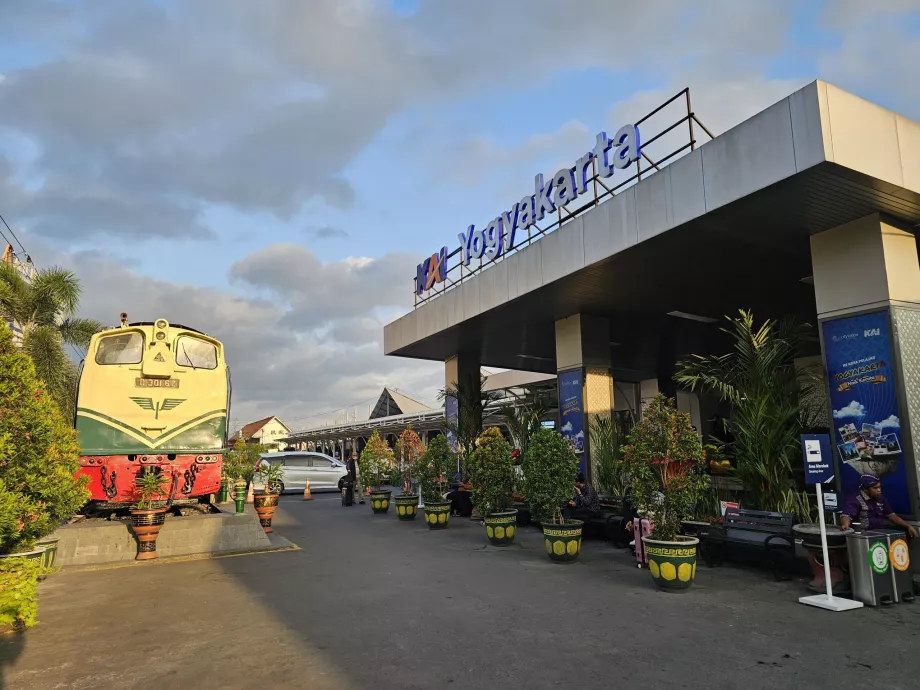 Entrada principal de la estación de Yogyakarta