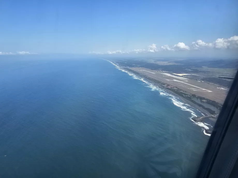 Aeropuerto de Yogyakarta YIA visto desde el avión