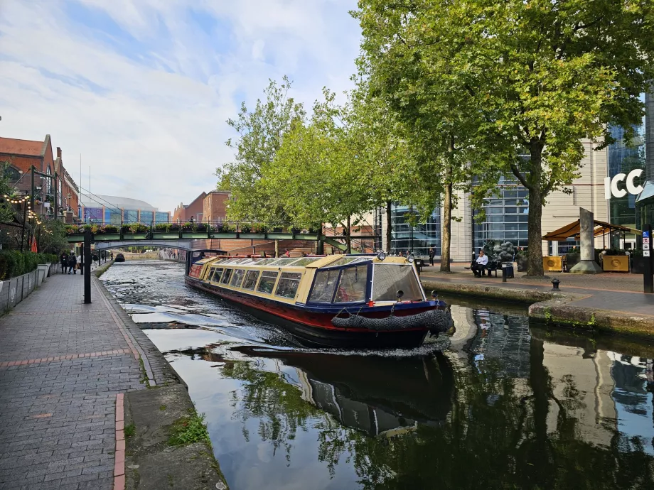 Narrowboat en los canales de Birmingham