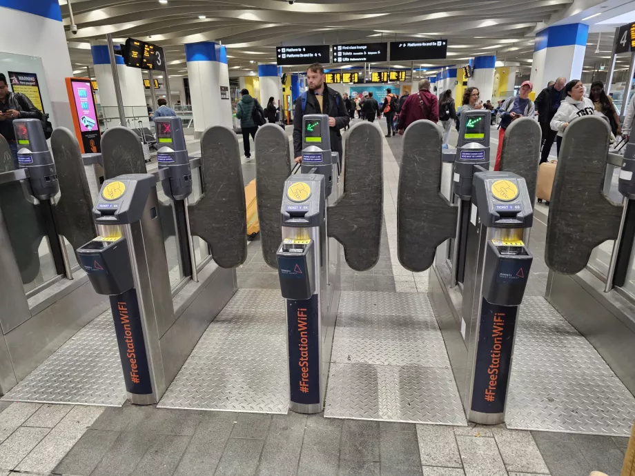 Torniquetes a la entrada del andén del tren