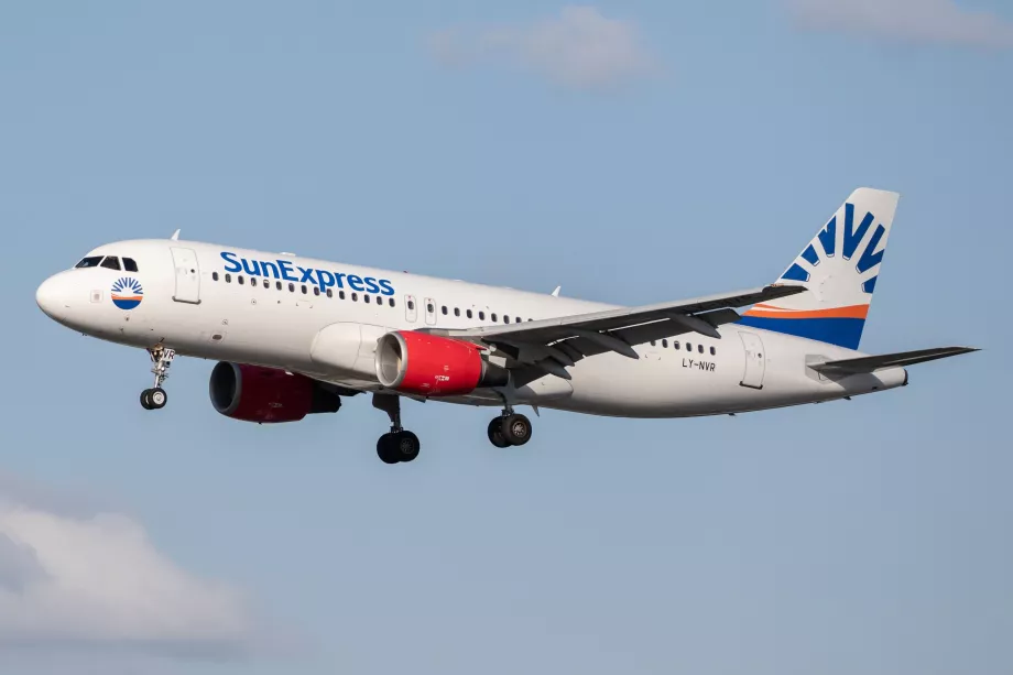 Avión de SunExpress LY-NVR