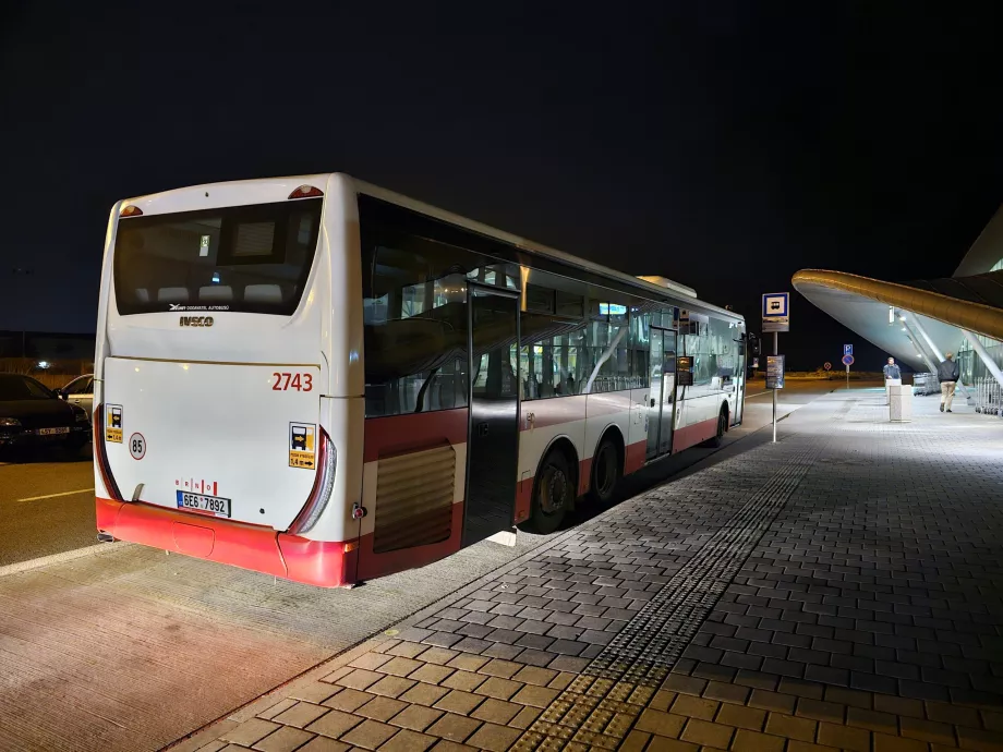 Parada de autobús frente a la terminal