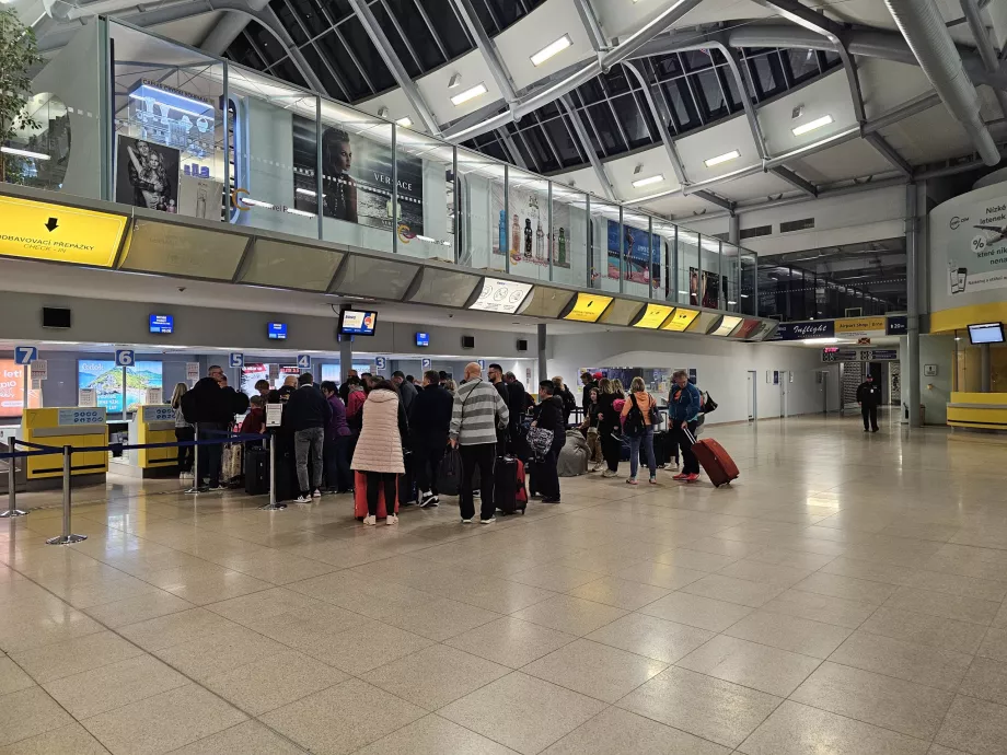 Sala de embarque, Aeropuerto BRQ