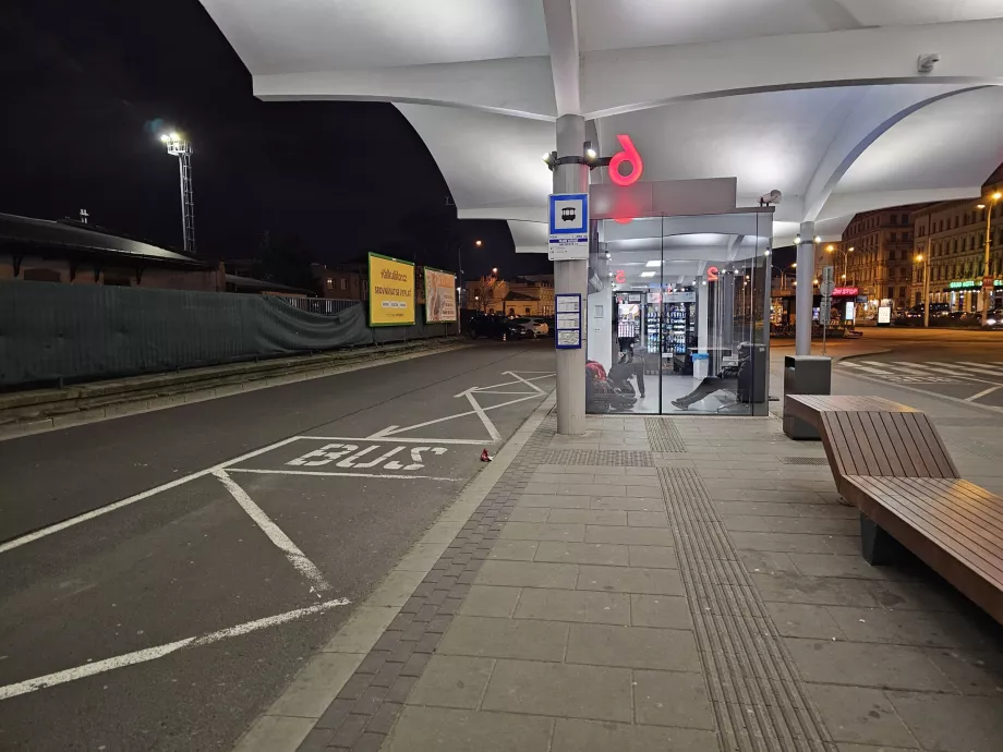 Parada de autobús E76 en dirección al aeropuerto en la estación central de ferrocarril