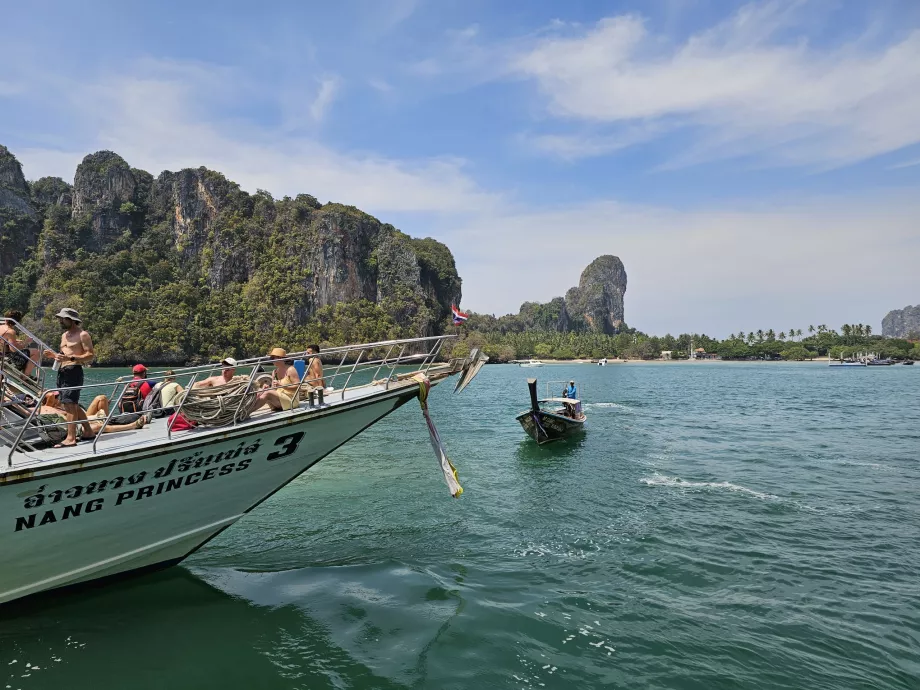 Atraque de grandes buques en Railay