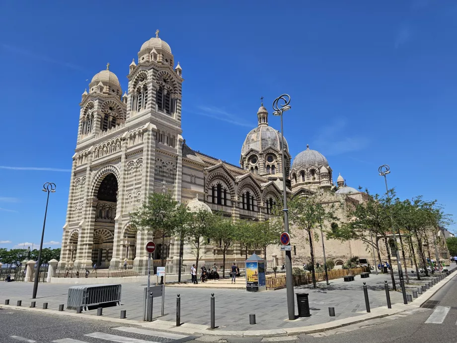 La antigua catedral, abajo a la derecha