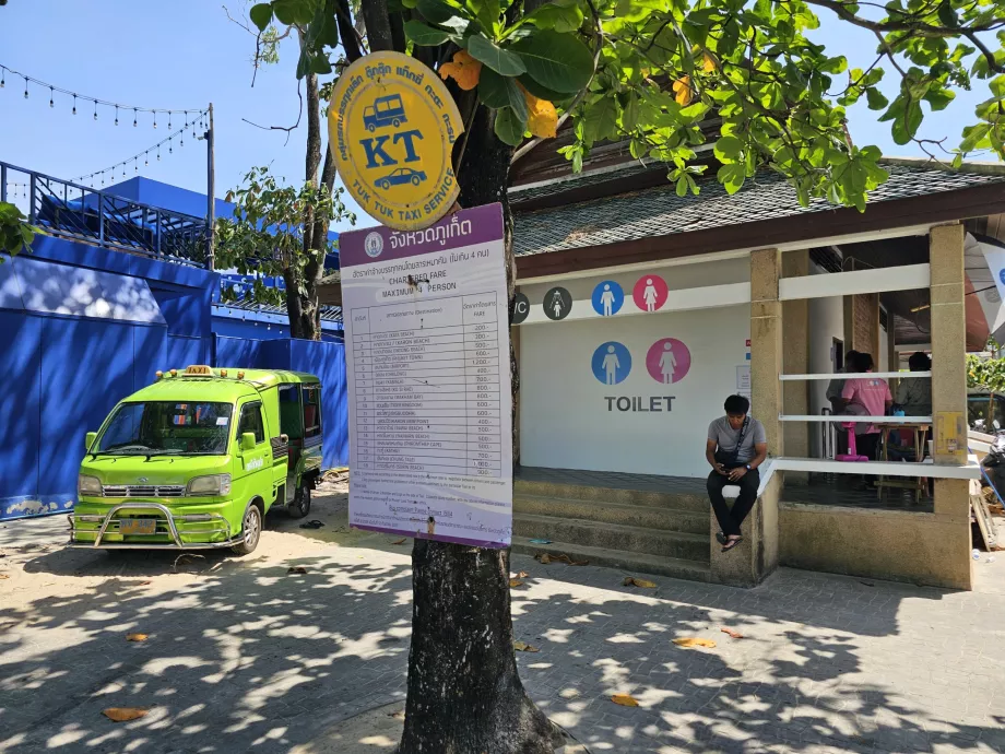 Aseos en la playa y precios de los tuktuk, Kata