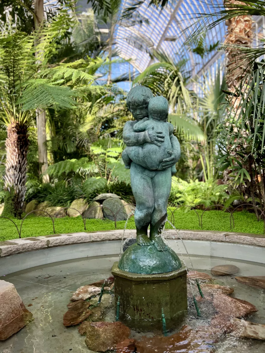 Estatua de un niño en Palmhuset