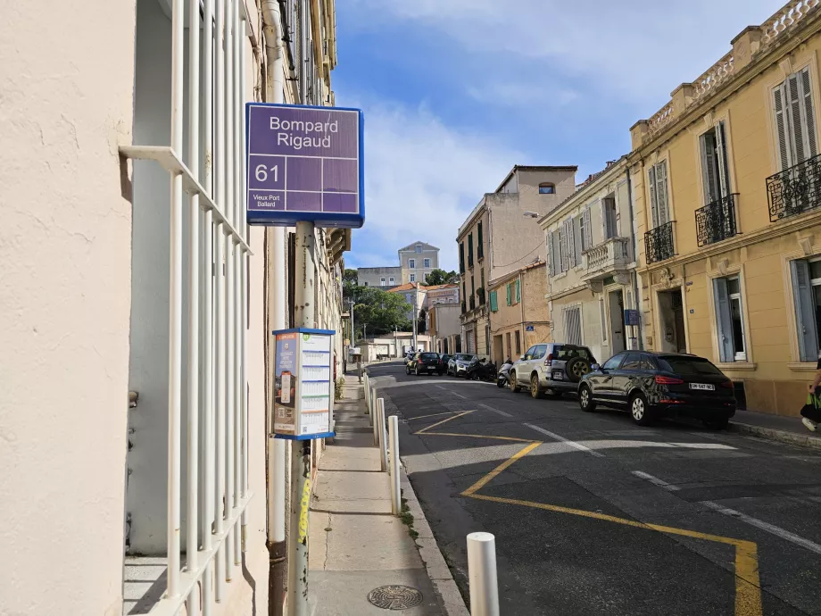 Parada de autobús de transporte público