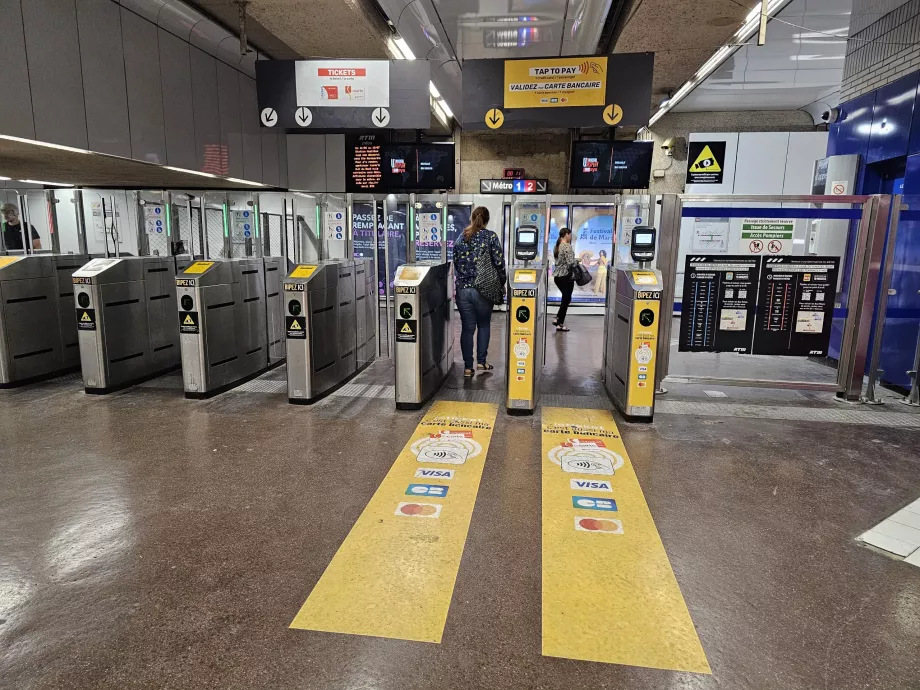 Torniquetes a la entrada de la estación de metro