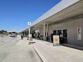 Taquilla, estación de autobuses frente a la terminal