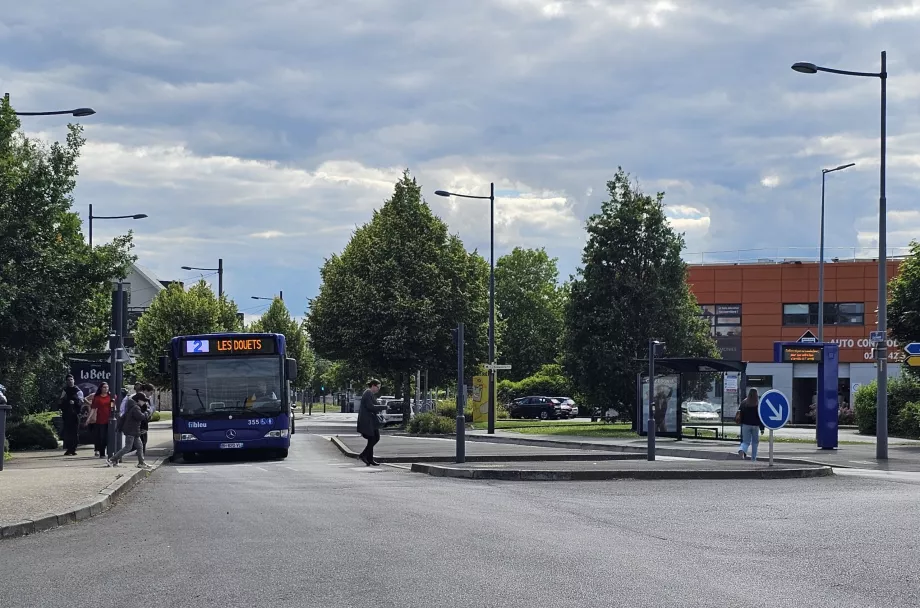 Autobús línea 2, parada en dirección al centro a la derecha