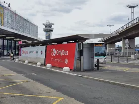 OrlyBus frente a la Terminal 4