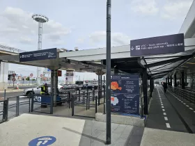 Paradas de taxis y aplicaciones móviles (Uber, Bolt), Terminal 4
