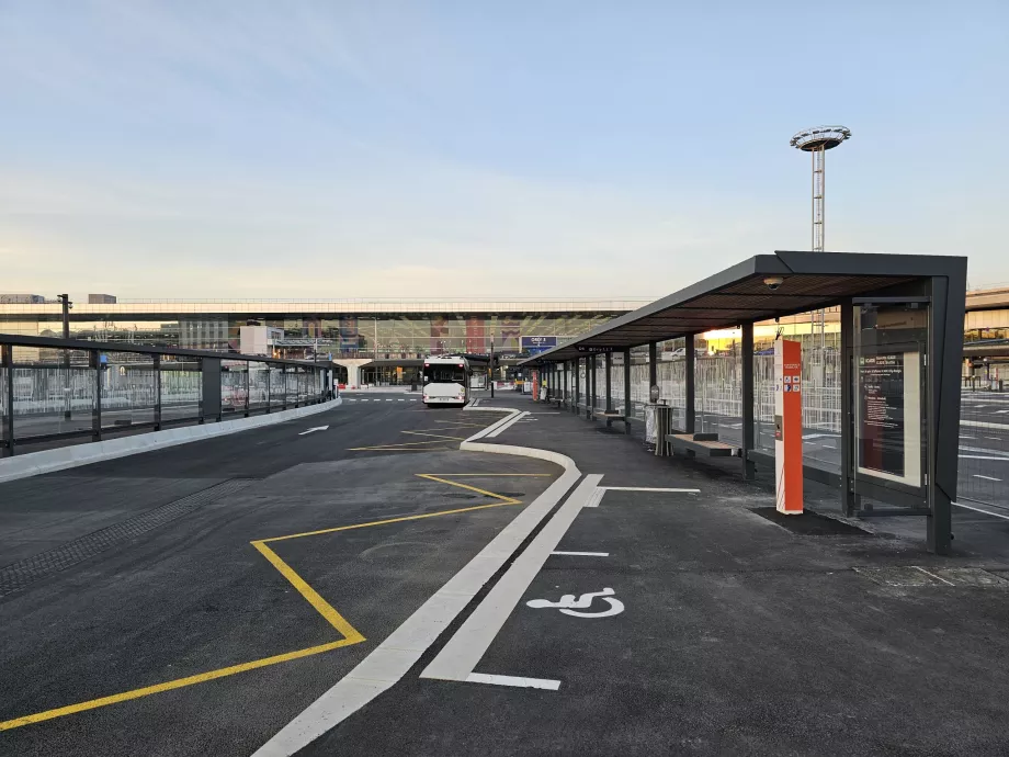 Paradas de autobús frente a las terminales 1, 2 y 3