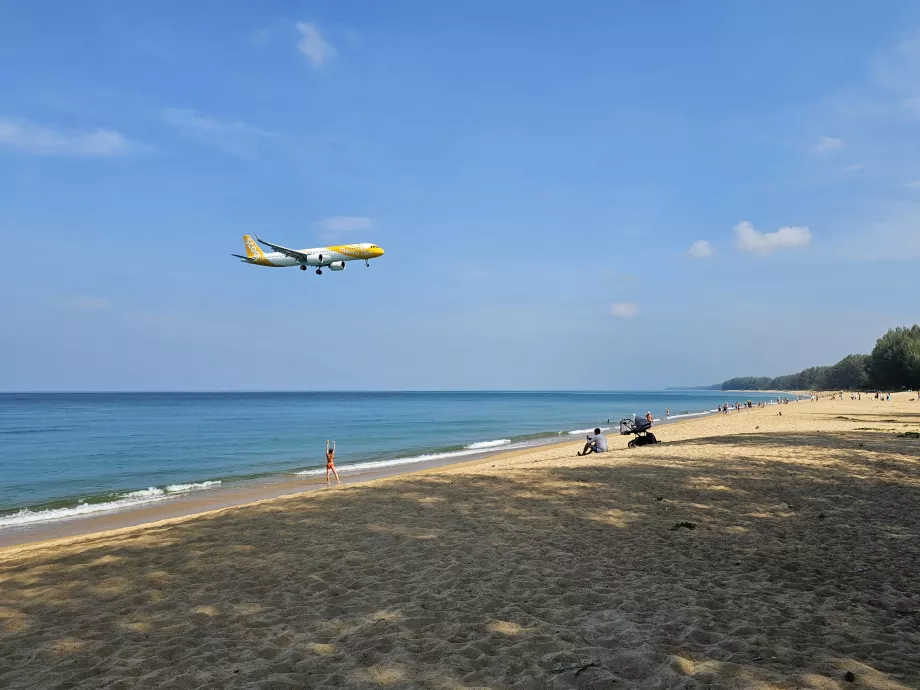 Paseo en scooter por la playa de Mai Khao